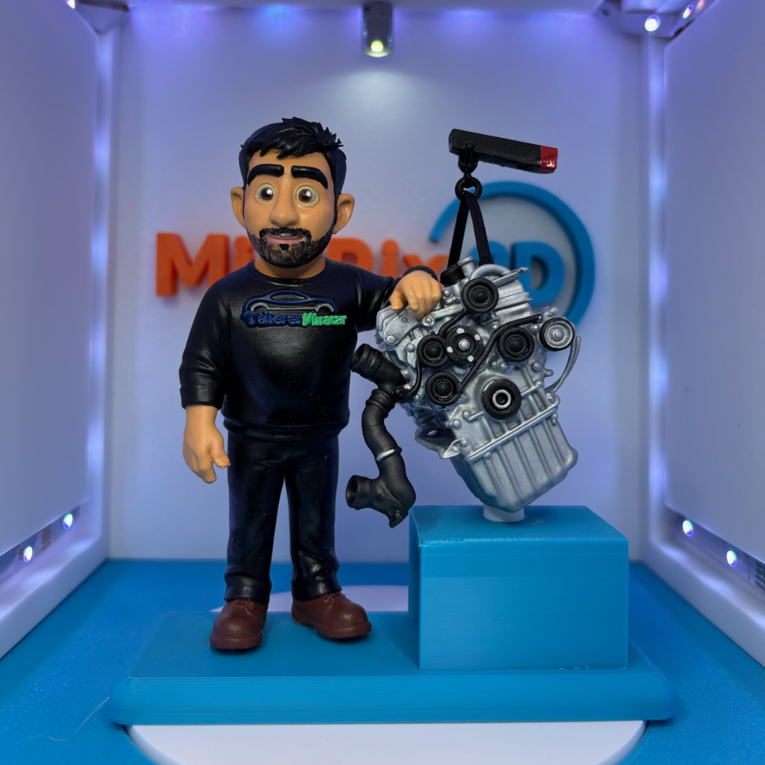 Este es Rafa en versión MiniPix, enseñando su oficio desmontando motores ;)